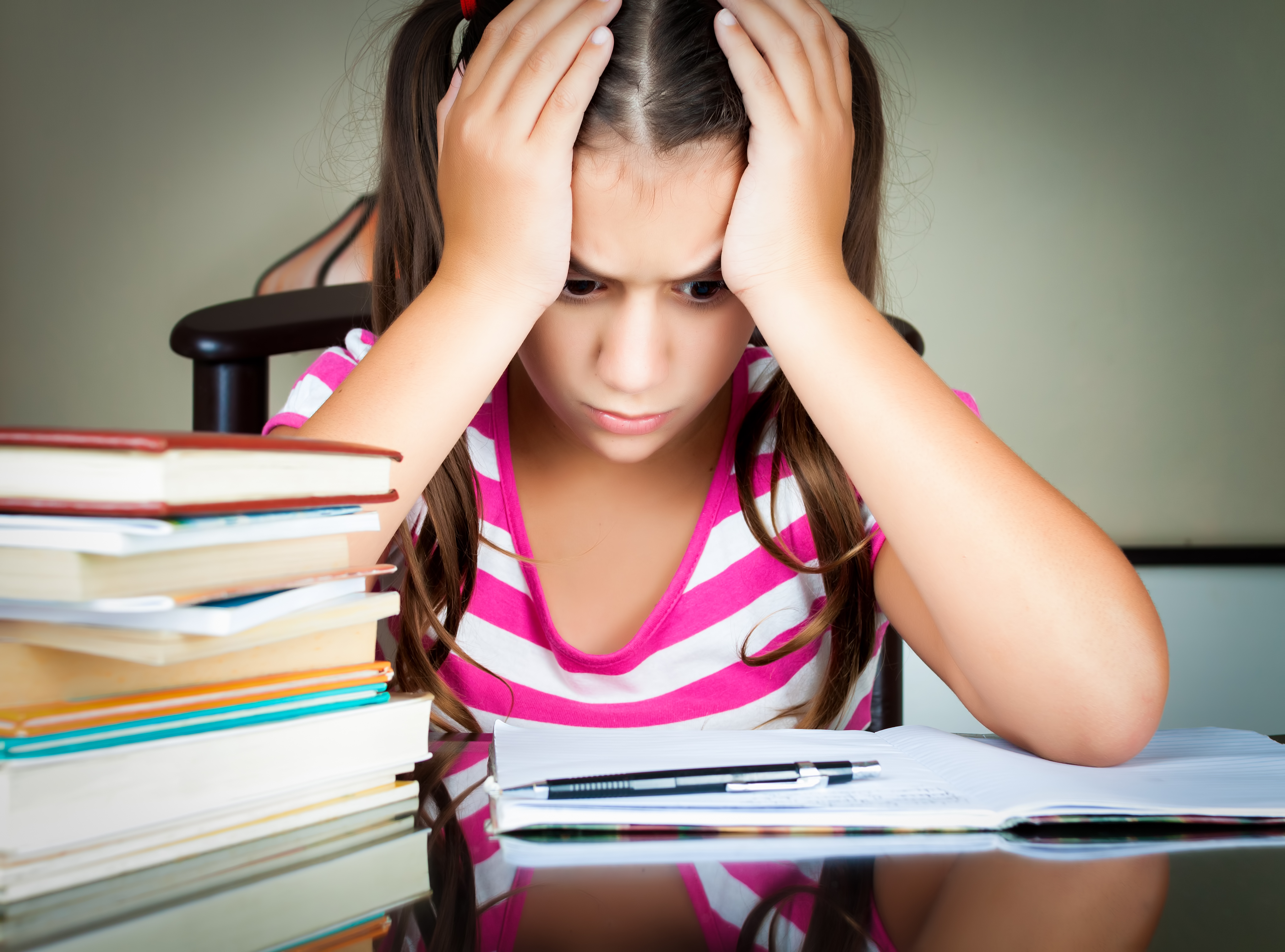Как справиться с домашним заданием. Девочка за уроками. Стресс подростки. "Дети и стресс". Стресс школьника.
